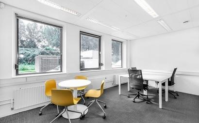 Work your way in een privékantoor voor drie Work your way in een privékantoor voor drie