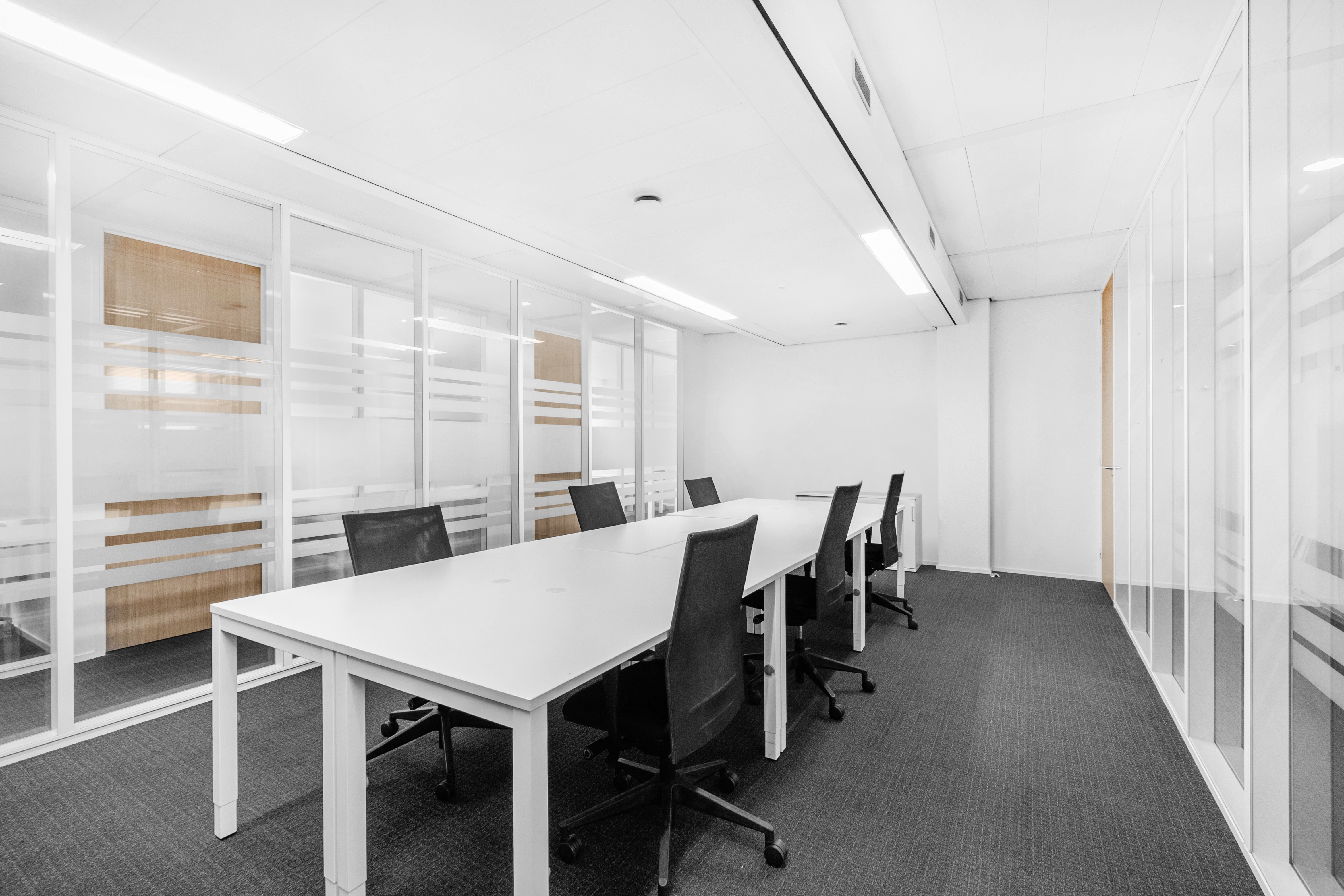 Work your way in een privékantoor voor drie Work your way in een privékantoor voor drie