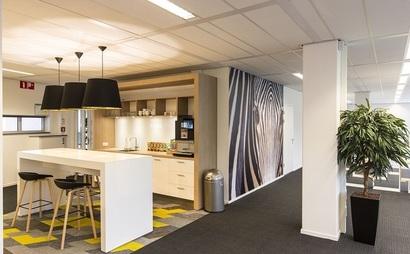 Work your way in een privékantoor voor drie Work your way in een privékantoor voor drie