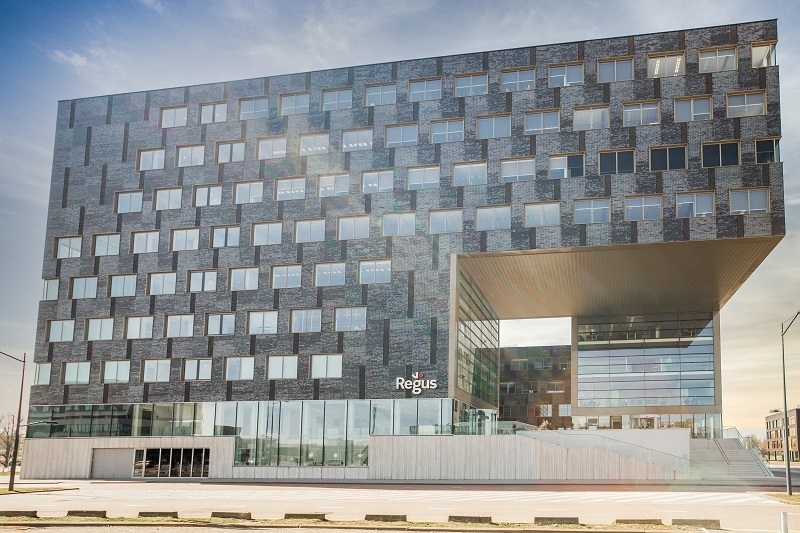 Work your way in een privékantoor voor drie Work your way in een privékantoor voor drie