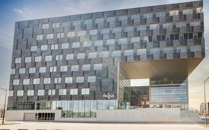 Work your way in een privékantoor voor drie Work your way in een privékantoor voor drie