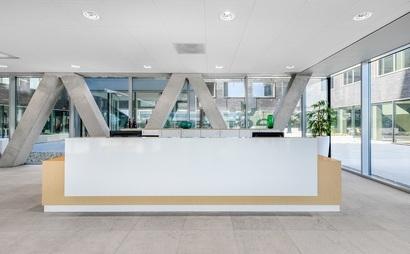 Work your way in een privékantoor voor drie Work your way in een privékantoor voor drie