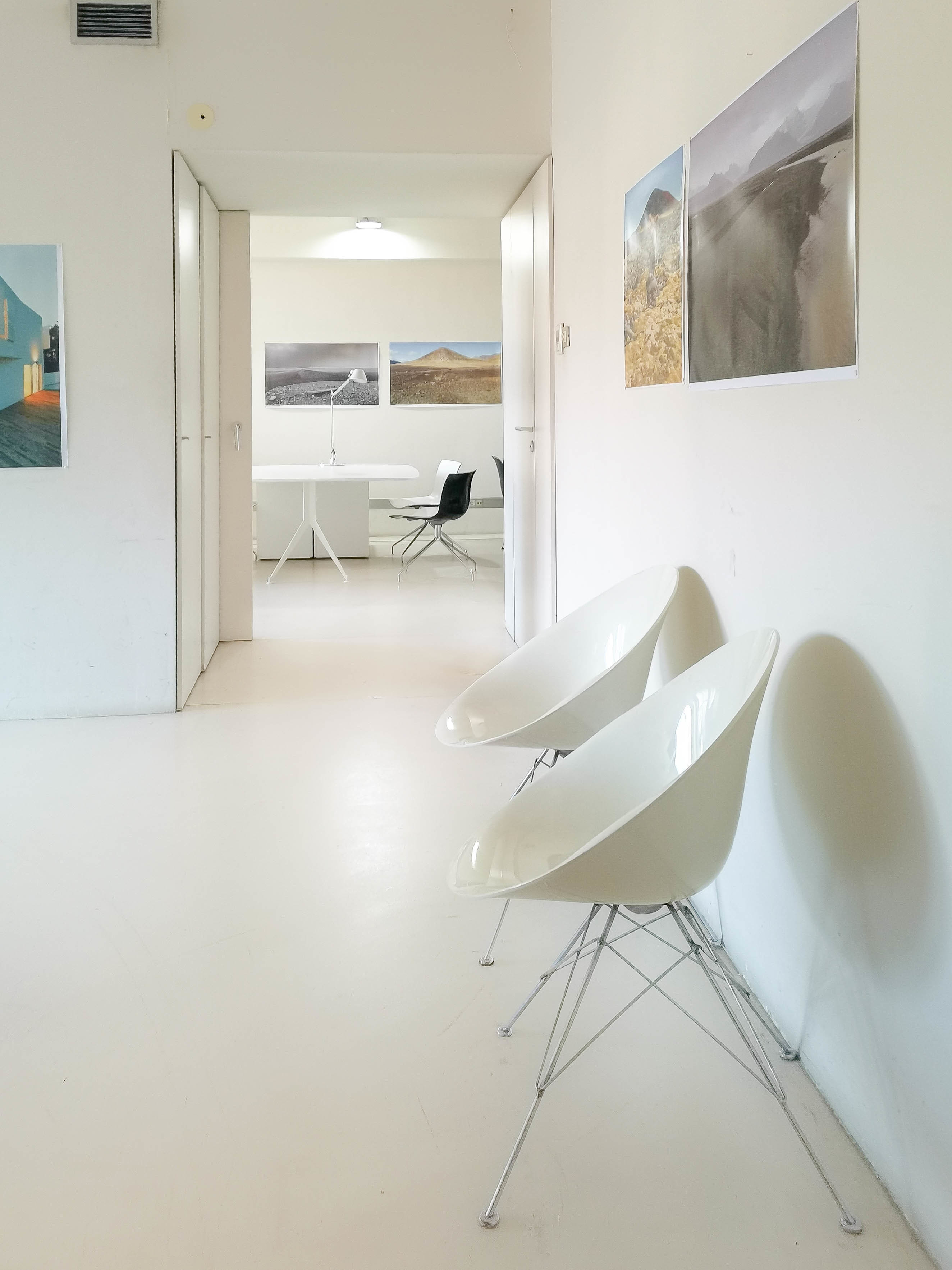 Fully equipped shared desks in a renovated sunny office Fully equipped shared desks in a renovated sunny office