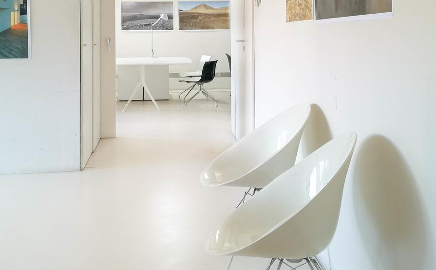 Fully equipped shared desks in a renovated sunny office Fully equipped shared desks in a renovated sunny office