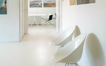 Fully equipped shared desks in a renovated sunny office Fully equipped shared desks in a renovated sunny office