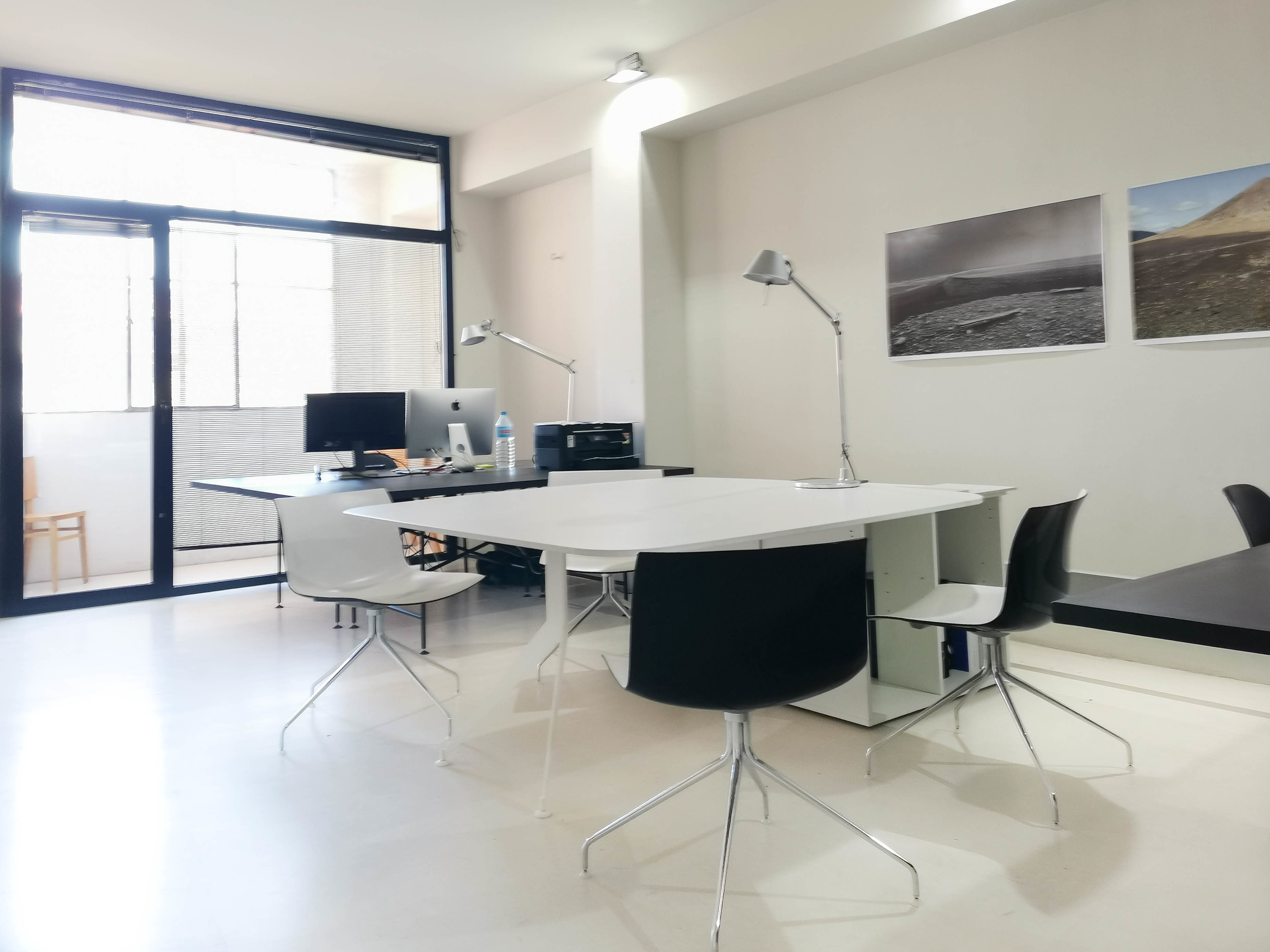 Fully equipped shared desks in a renovated sunny office Fully equipped shared desks in a renovated sunny office