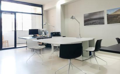 Fully equipped shared desks in a renovated sunny office Fully equipped shared desks in a renovated sunny office