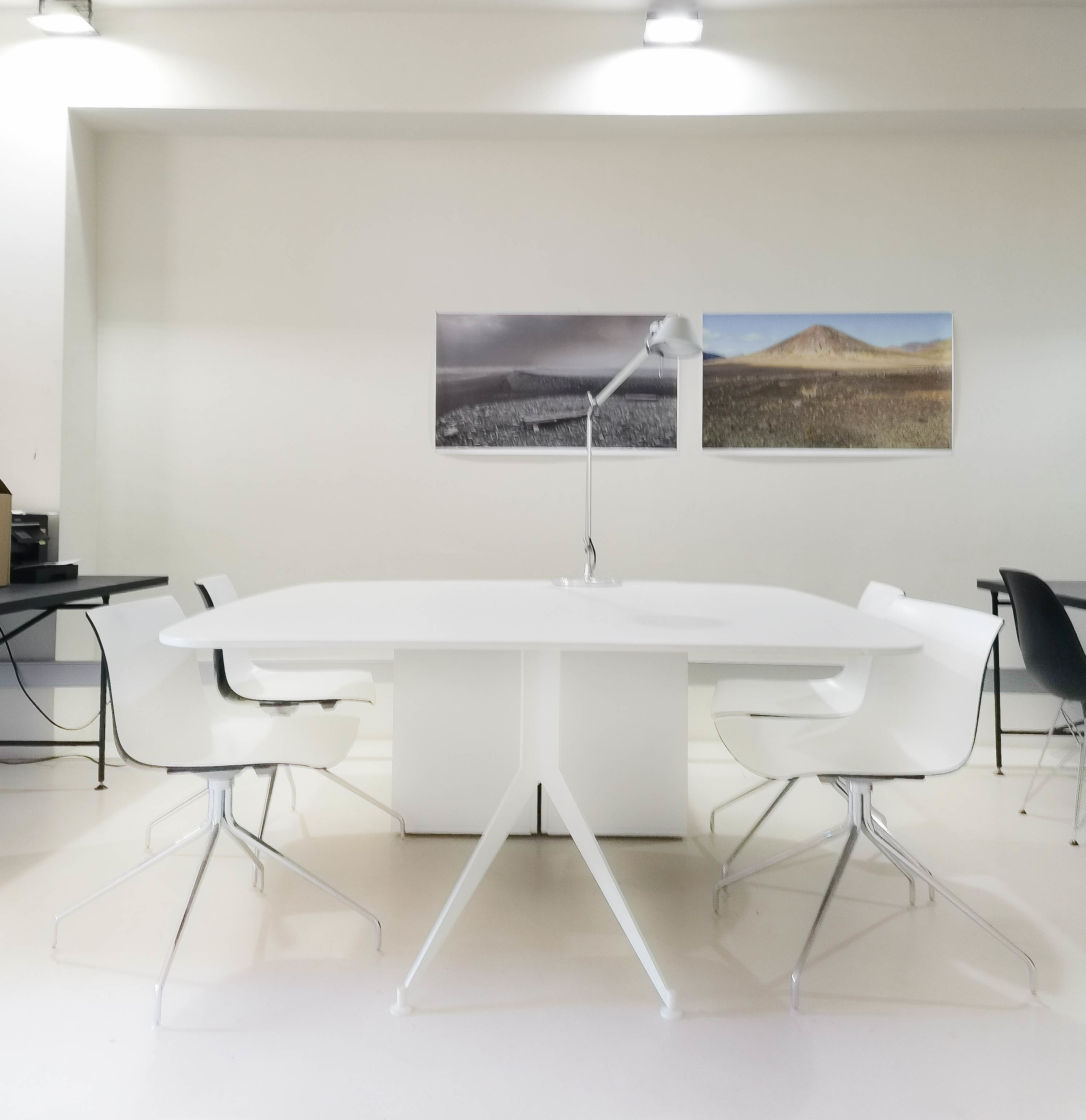 Fully equipped shared desks in a renovated sunny office Fully equipped shared desks in a renovated sunny office