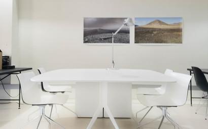 Fully equipped shared desks in a renovated sunny office Fully equipped shared desks in a renovated sunny office
