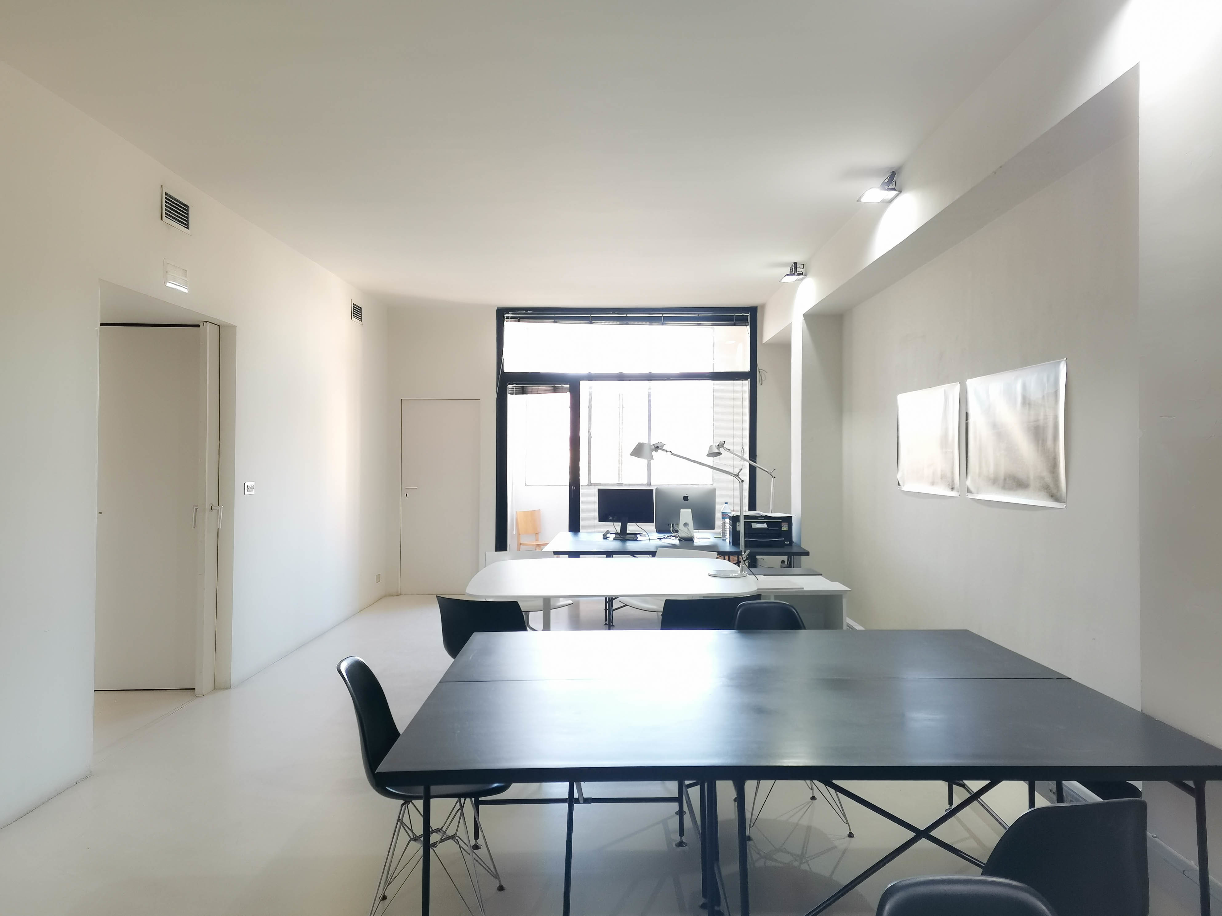 Fully equipped shared desks in a renovated sunny office Fully equipped shared desks in a renovated sunny office