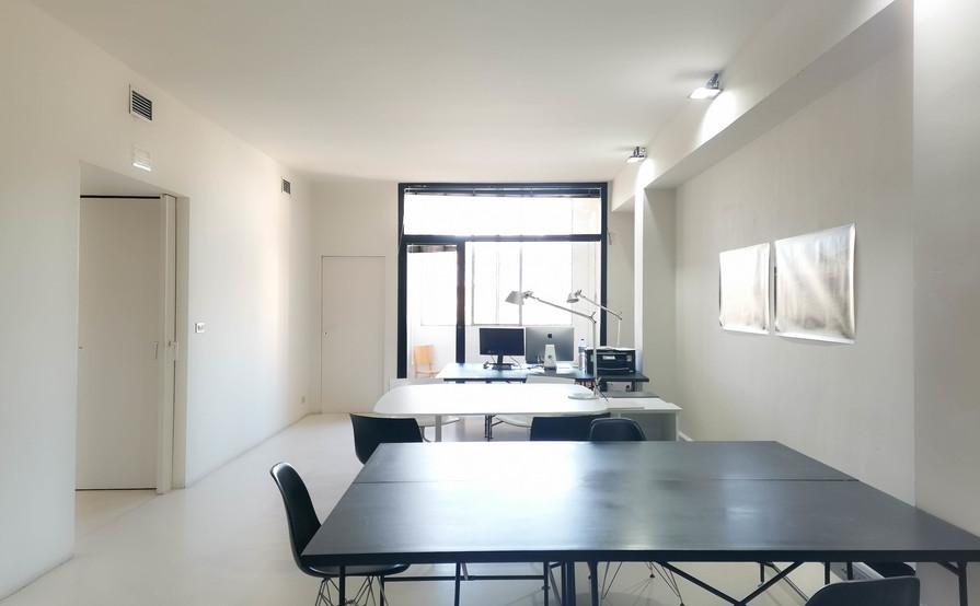 Fully equipped shared desks in a renovated sunny office Fully equipped shared desks in a renovated sunny office