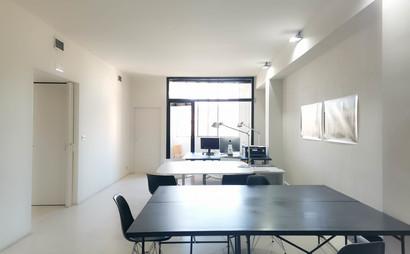 Fully equipped shared desks in a renovated sunny office Fully equipped shared desks in a renovated sunny office