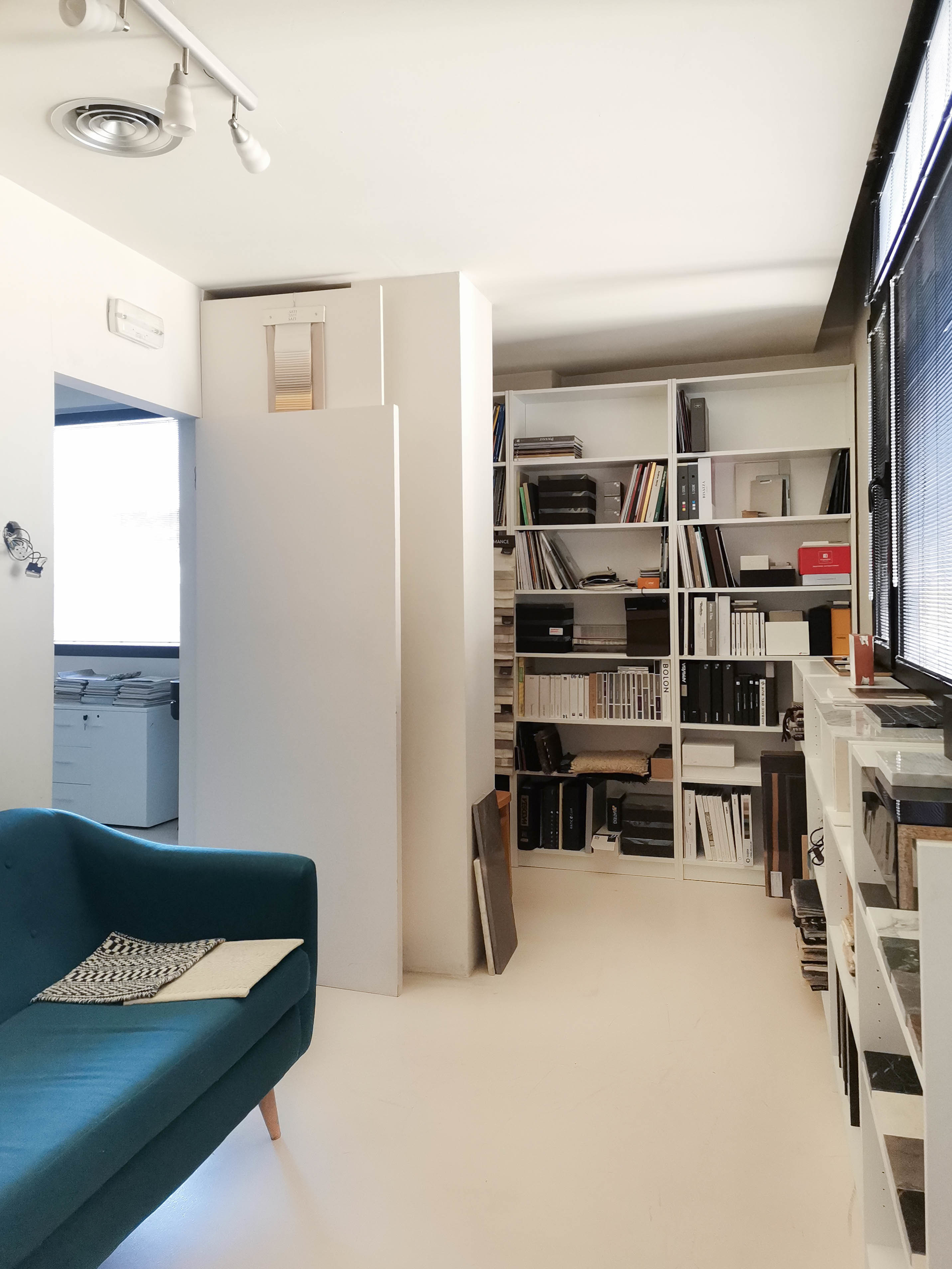 Fully equipped shared desks in a renovated sunny office Fully equipped shared desks in a renovated sunny office
