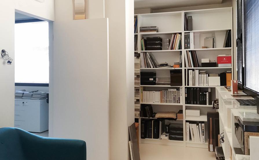 Fully equipped shared desks in a renovated sunny office Fully equipped shared desks in a renovated sunny office