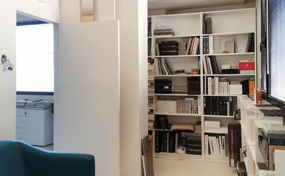 Fully equipped shared desks in a renovated sunny office Fully equipped shared desks in a renovated sunny office