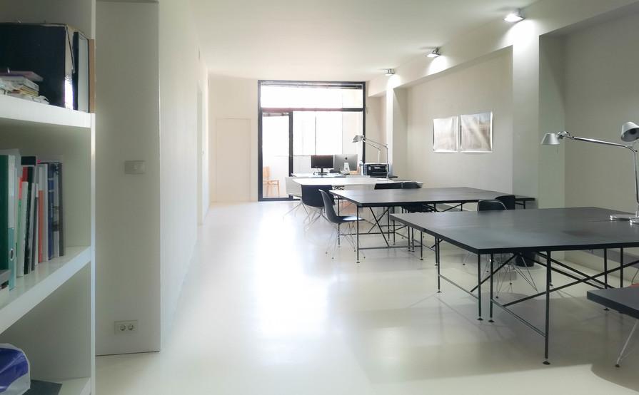 Fully equipped shared desks in a renovated sunny office