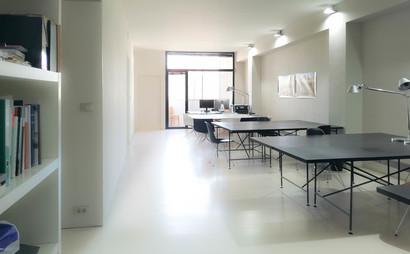 Fully equipped shared desks in a renovated sunny office Fully equipped shared desks in a renovated sunny office