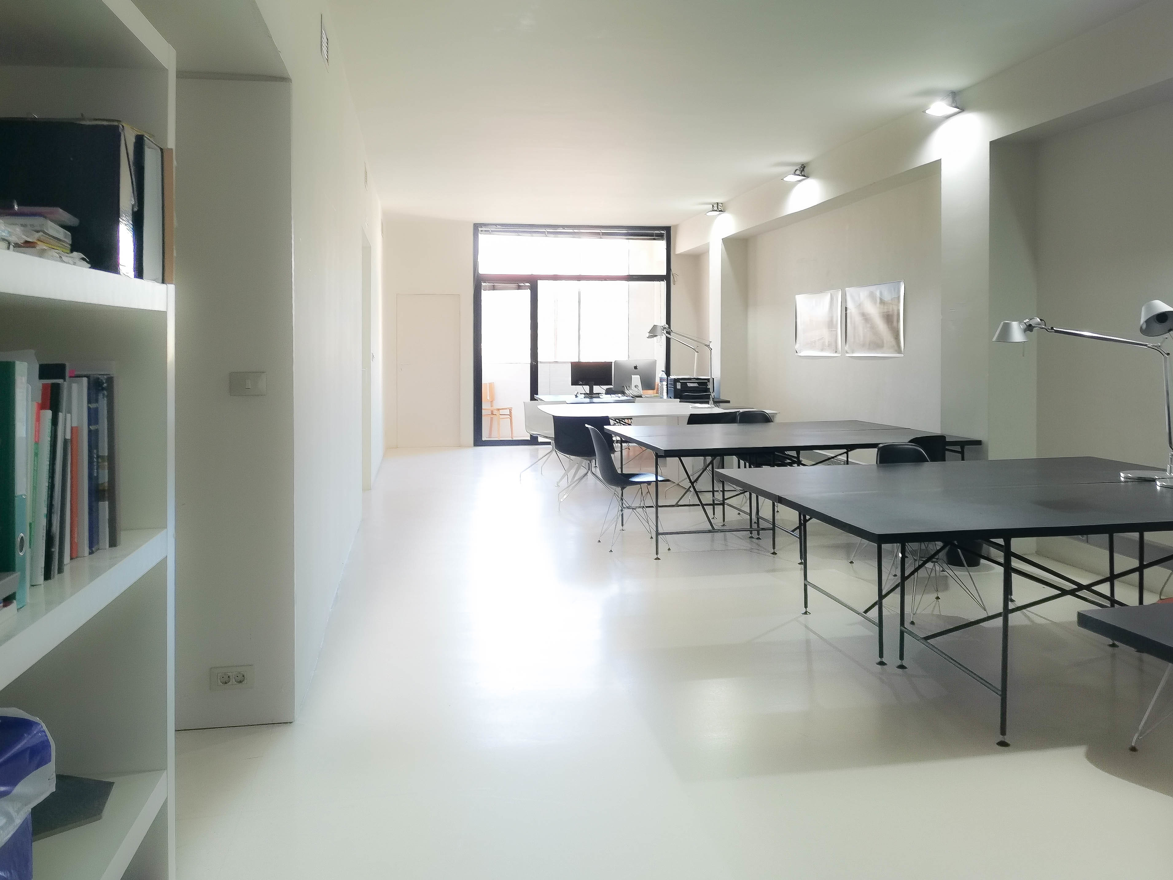 Fully equipped shared desks with one meeting room Fully equipped shared desks with one meeting room