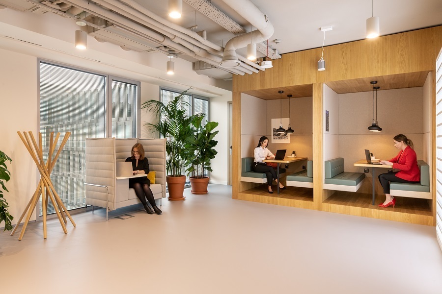 De voordelen van coworking, met je eigen bureau