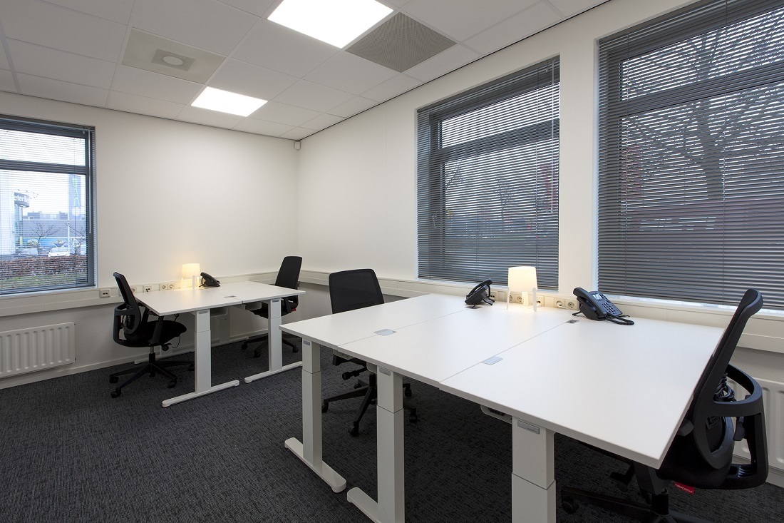 Work your way in een privékantoor voor drie Work your way in een privékantoor voor drie