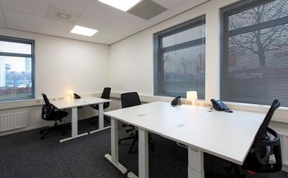 Work your way in een privékantoor voor drie Work your way in een privékantoor voor drie