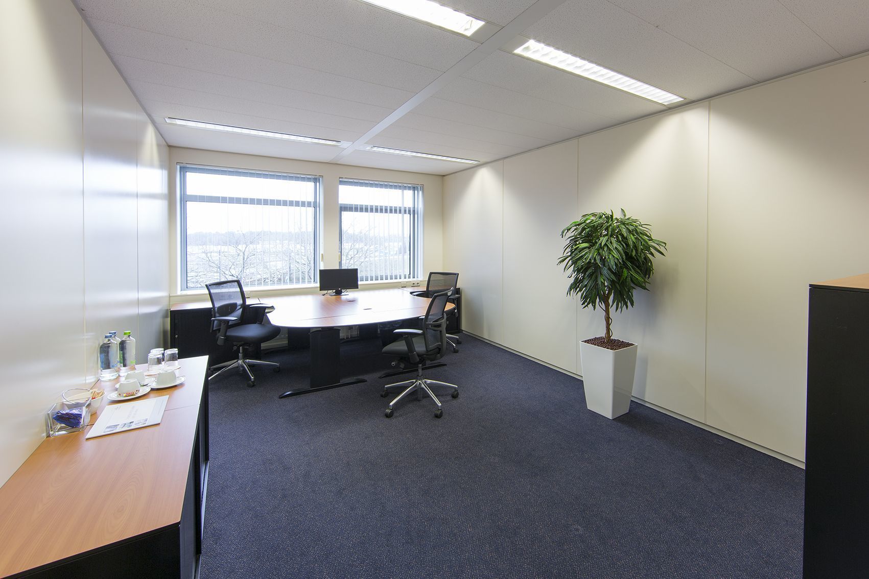 Work your way in een privékantoor voor drie Work your way in een privékantoor voor drie