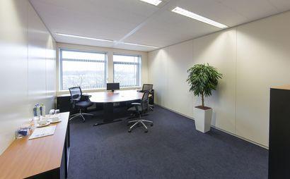 Work your way in een privékantoor voor drie Work your way in een privékantoor voor drie