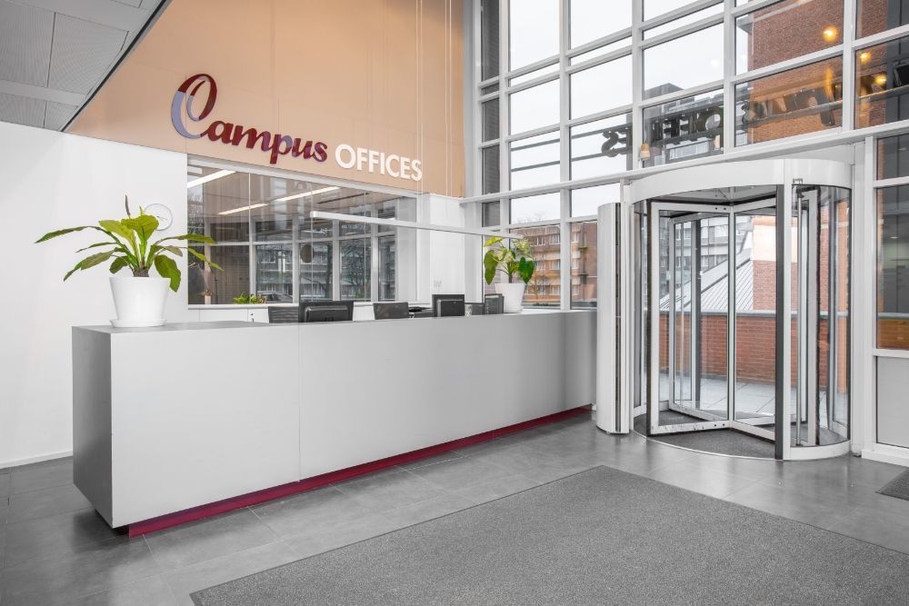 Work your way in een privékantoor voor drie Work your way in een privékantoor voor drie
