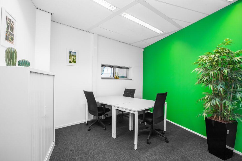 Work your way in een privékantoor voor drie Work your way in een privékantoor voor drie