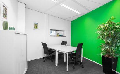 Work your way in een privékantoor voor drie Work your way in een privékantoor voor drie