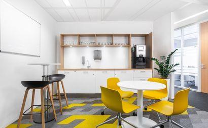 Work your way in een privékantoor voor drie Work your way in een privékantoor voor drie