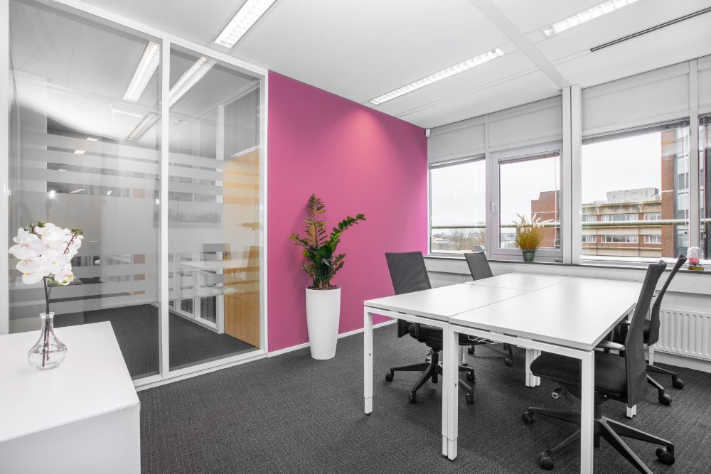 Work your way in een privékantoor voor drie Work your way in een privékantoor voor drie