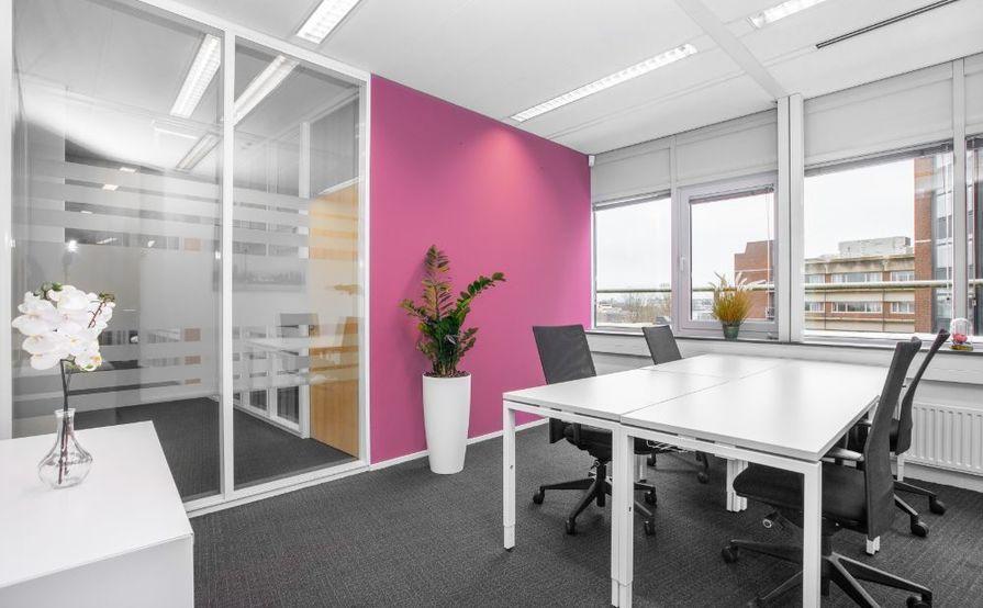 Work your way in een privékantoor voor drie Work your way in een privékantoor voor drie