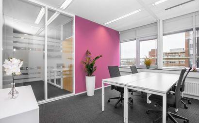 Work your way in een privékantoor voor drie Work your way in een privékantoor voor drie