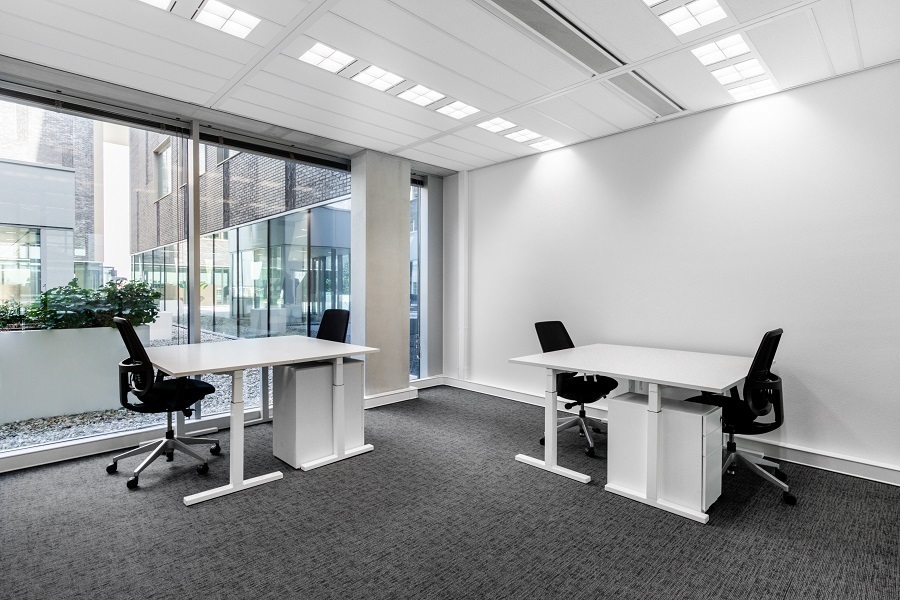 Work your way in een privékantoor voor drie Work your way in een privékantoor voor drie