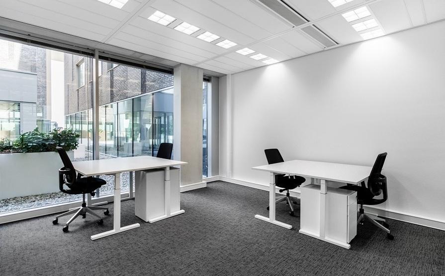 Work your way in een privékantoor voor drie Work your way in een privékantoor voor drie