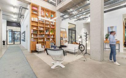 Een mooi ontworpen kantoor dat past bij een groeiend team van maximaal 10 personen. Een mooi ontworpen kantoor dat past bij een groeiend team van maximaal 10 personen.