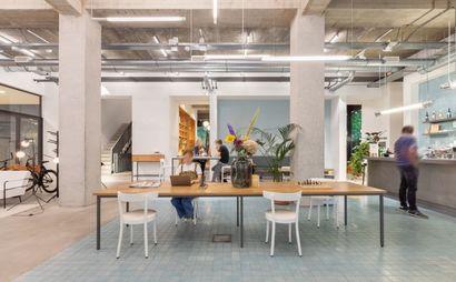 Een mooi ontworpen kantoor dat past bij een groeiend team van maximaal 10 personen. Een mooi ontworpen kantoor dat past bij een groeiend team van maximaal 10 personen.