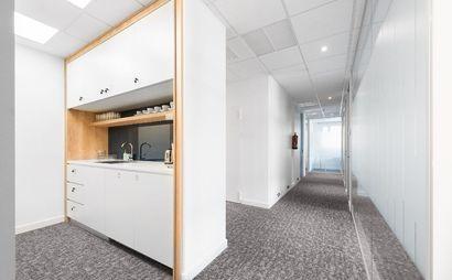 Trabaje a su manera en una oficina privada para cinco. Trabaje a su manera en una oficina privada para cinco.