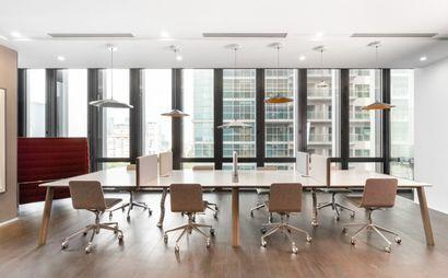 Απολαύστε ένα γραφείο σε κοινόχρηστο χώρο από όπου θα μπορείτε να αντλείτε έμπνευση χωρίς να χρειάζεται να μετακινηθείτε μακριά. Απολαύστε ένα γραφείο σε κοινόχρηστο χώρο από όπου θα μπορείτε να αντλείτε έμπνευση χωρίς να χρειάζεται να μετακινηθείτε μακριά.