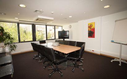 Απολαύστε ένα γραφείο σε κοινόχρηστο χώρο από όπου θα μπορείτε να αντλείτε έμπνευση χωρίς να χρειάζεται να μετακινηθείτε μακριά. Απολαύστε ένα γραφείο σε κοινόχρηστο χώρο από όπου θα μπορείτε να αντλείτε έμπνευση χωρίς να χρειάζεται να μετακινηθείτε μακριά.