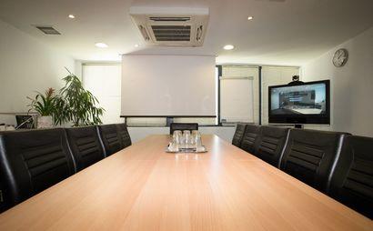 Απολαύστε ένα γραφείο σε κοινόχρηστο χώρο από όπου θα μπορείτε να αντλείτε έμπνευση χωρίς να χρειάζεται να μετακινηθείτε μακριά. Απολαύστε ένα γραφείο σε κοινόχρηστο χώρο από όπου θα μπορείτε να αντλείτε έμπνευση χωρίς να χρειάζεται να μετακινηθείτε μακριά.