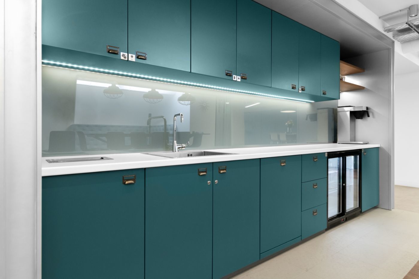 Εργαστείτε με τον δικό σας τρόπο σε ένα ιδιωτικό γραφείο για πέντε. 