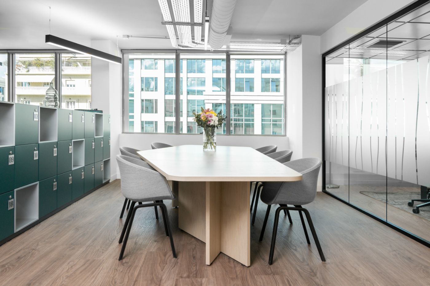 Εργαστείτε με τον δικό σας τρόπο σε ένα ιδιωτικό γραφείο για πέντε. 