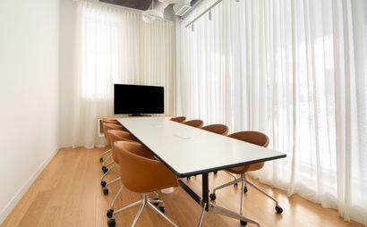 Όμορφα σχεδιασμένοι χώροι εργασίας για τη διευκόλυνση δημιουργίας νέων επαφών. Όμορφα σχεδιασμένοι χώροι εργασίας για τη διευκόλυνση δημιουργίας νέων επαφών.