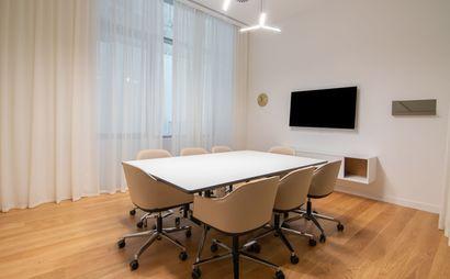 Όμορφα σχεδιασμένοι χώροι εργασίας για τη διευκόλυνση δημιουργίας νέων επαφών. Όμορφα σχεδιασμένοι χώροι εργασίας για τη διευκόλυνση δημιουργίας νέων επαφών.