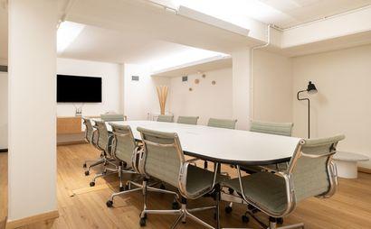 Όμορφα σχεδιασμένοι χώροι εργασίας για τη διευκόλυνση δημιουργίας νέων επαφών. Όμορφα σχεδιασμένοι χώροι εργασίας για τη διευκόλυνση δημιουργίας νέων επαφών.