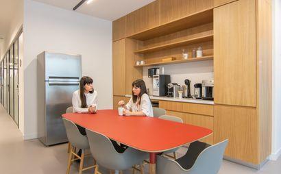 Όμορφα σχεδιασμένοι χώροι εργασίας για τη διευκόλυνση δημιουργίας νέων επαφών. Όμορφα σχεδιασμένοι χώροι εργασίας για τη διευκόλυνση δημιουργίας νέων επαφών.