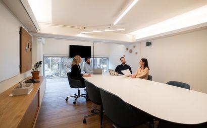 Όμορφα σχεδιασμένοι χώροι εργασίας για τη διευκόλυνση δημιουργίας νέων επαφών. Όμορφα σχεδιασμένοι χώροι εργασίας για τη διευκόλυνση δημιουργίας νέων επαφών.