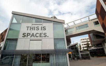 Όμορφα σχεδιασμένοι χώροι εργασίας για τη διευκόλυνση δημιουργίας νέων επαφών. Όμορφα σχεδιασμένοι χώροι εργασίας για τη διευκόλυνση δημιουργίας νέων επαφών.